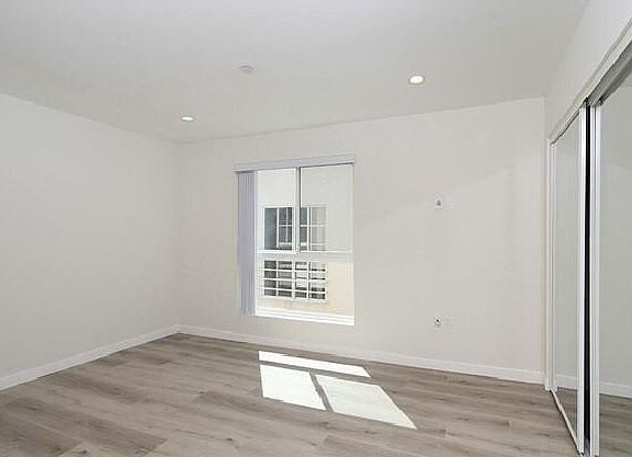 3rd image of 2314 Montrose Ave #E