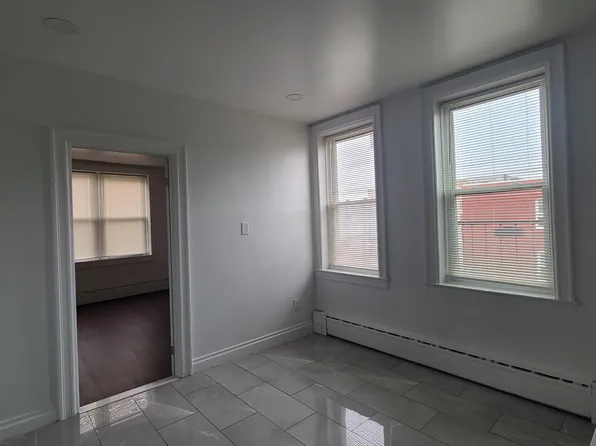 297 Griffith Street image 6 of 13