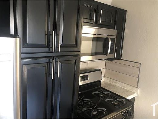 4th image of 160 College St