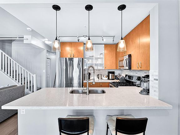 2nd image of 860 View St #701