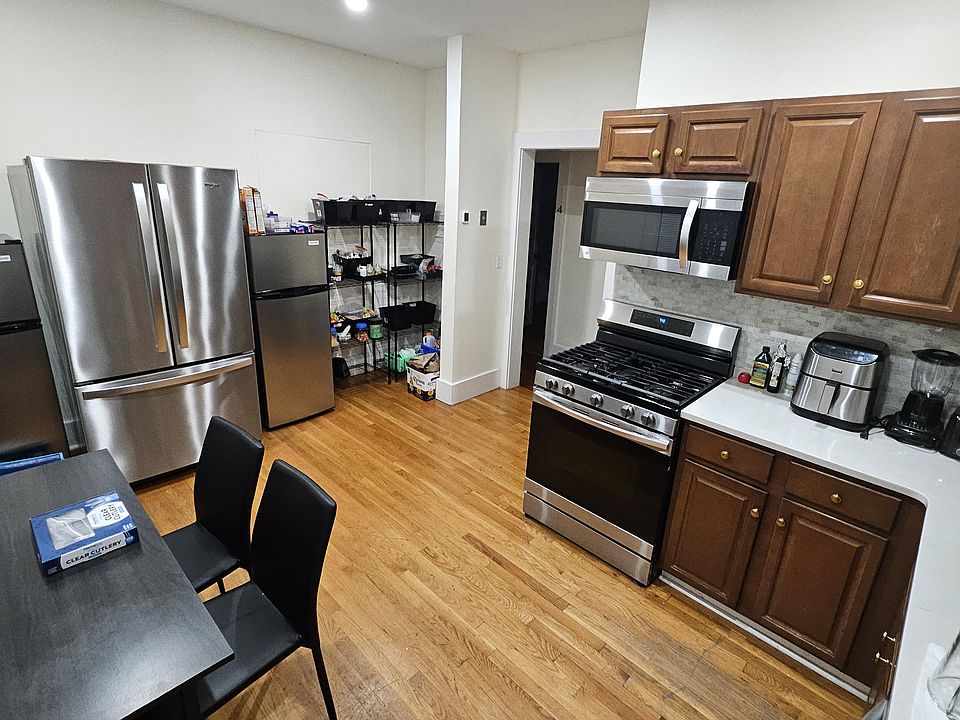 2nd image of 136 Devon St Room 2-1
