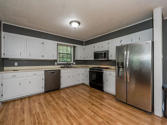 5th image of 262 Eastern Shores Dr