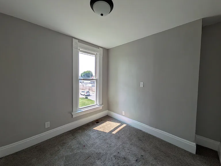 473 E Markison Ave — Photo 8