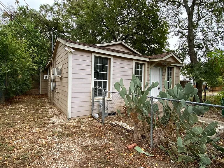 403 Pedernales St — Photo 2