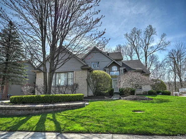 40832 Kingsley Ln, Novi, MI 48377