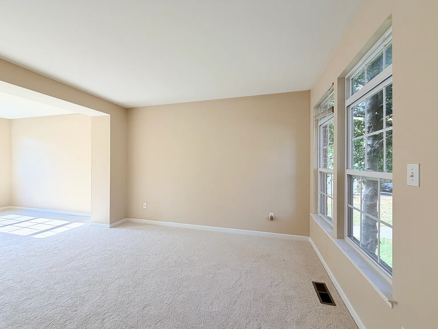 Beautifully Maintained Single Family in Columbia! — Photo 3