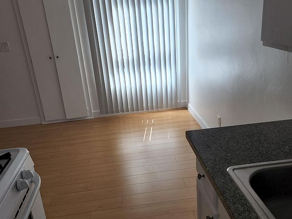 4th image of 3718 S Canfield Ave #9