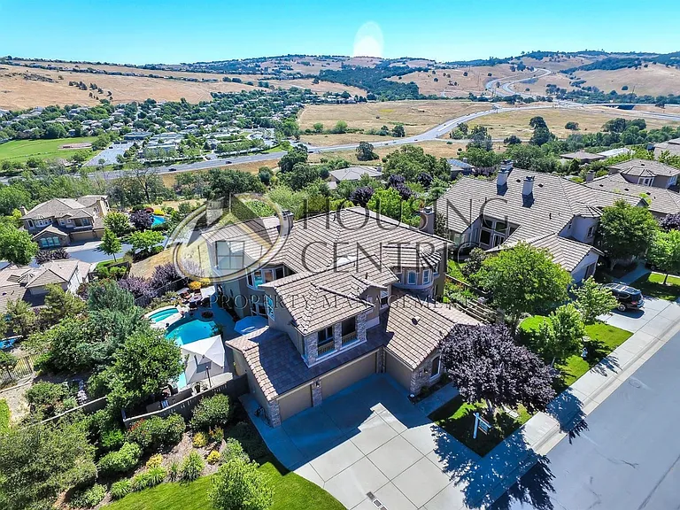 1323 Souza Dr — Photo 31