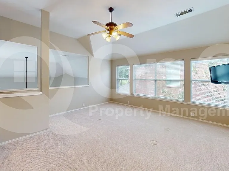 11281 Balcones Dr — Photo 10