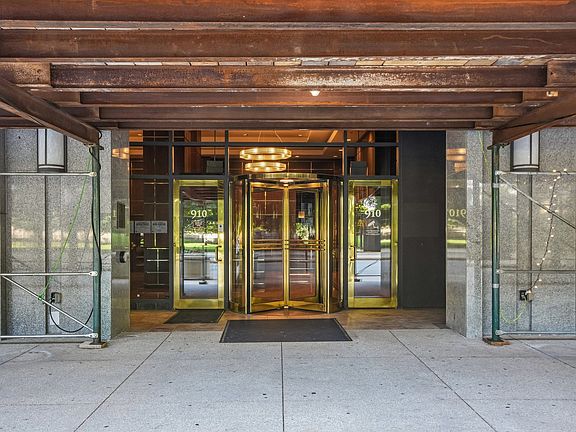 2nd image of 910 S Michigan Ave APT 2006
