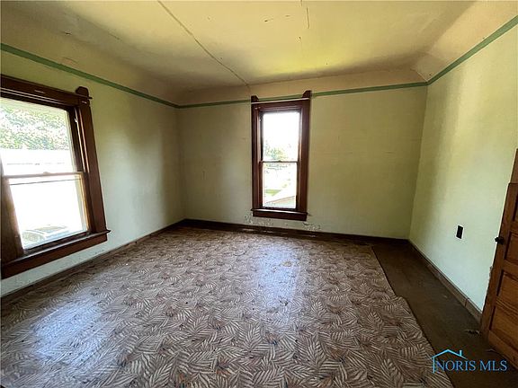 2nd image of 824 Daggett Dr