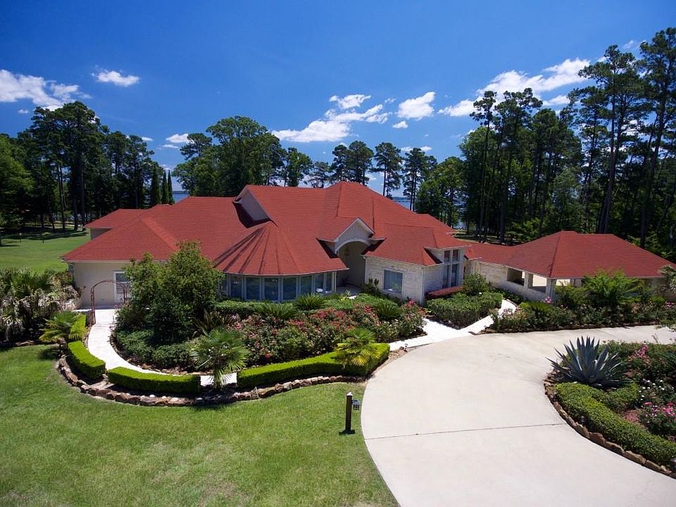 1st image of 555 Lakeshore Dr