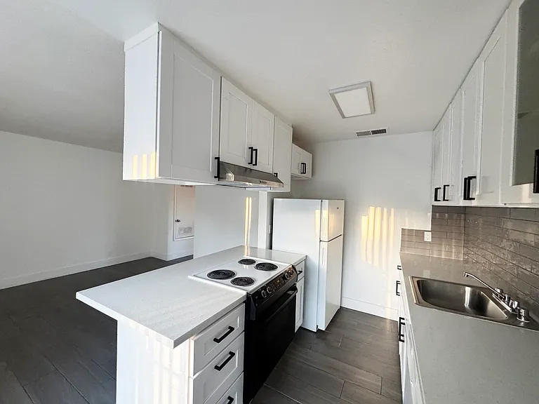 Walnutwood Apartments — Photo 42