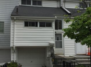 27 Dover Grn, Staten Island, NY 10312