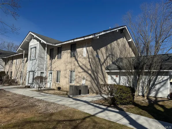 26 Redwood Court #R26, Coram, NY 11727