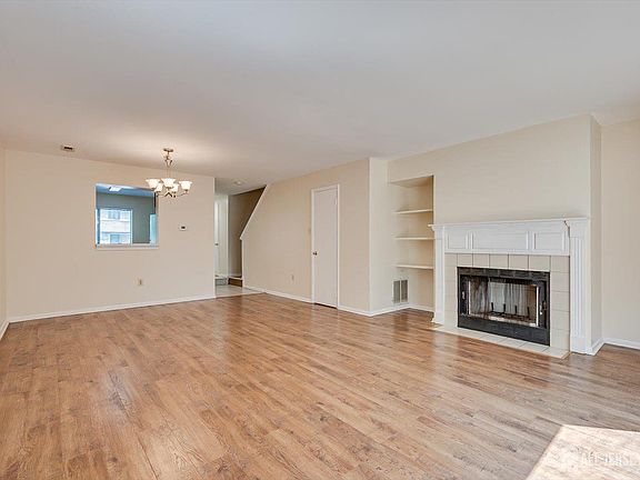 4th image of 160 Hampshire Dr
