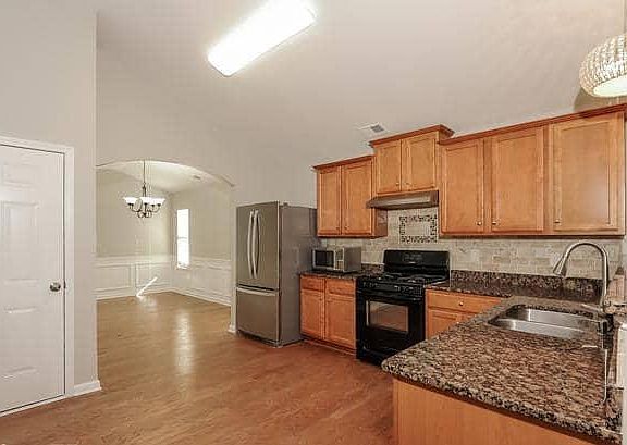 4th image of 430 Parkstone Dr