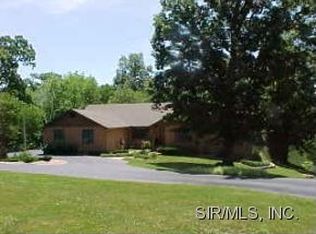 106 Lake Dr, Alton, IL 62002