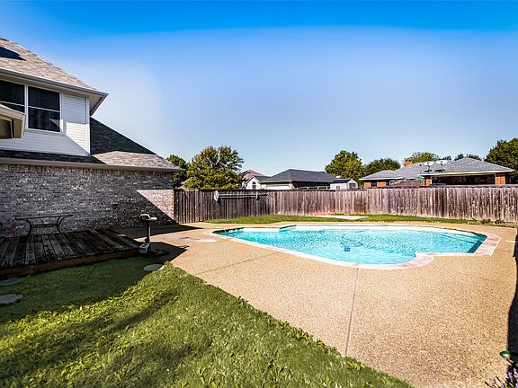 3rd image of 1204 Surrey Cir