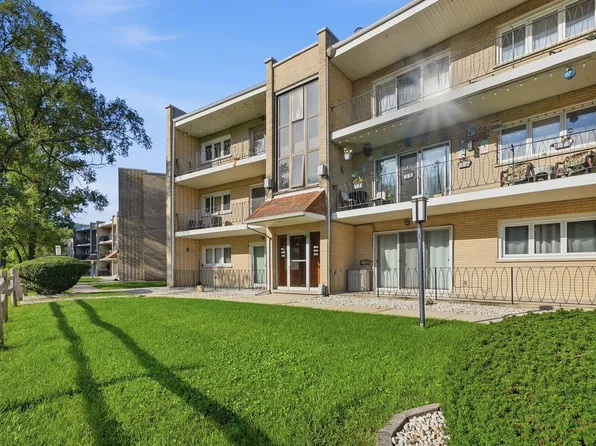 9510 S 86th Ave APT 305, Hickory Hills, IL 60457