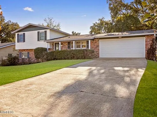 25 Oakwood Dr, Gulfport, MS 39507
