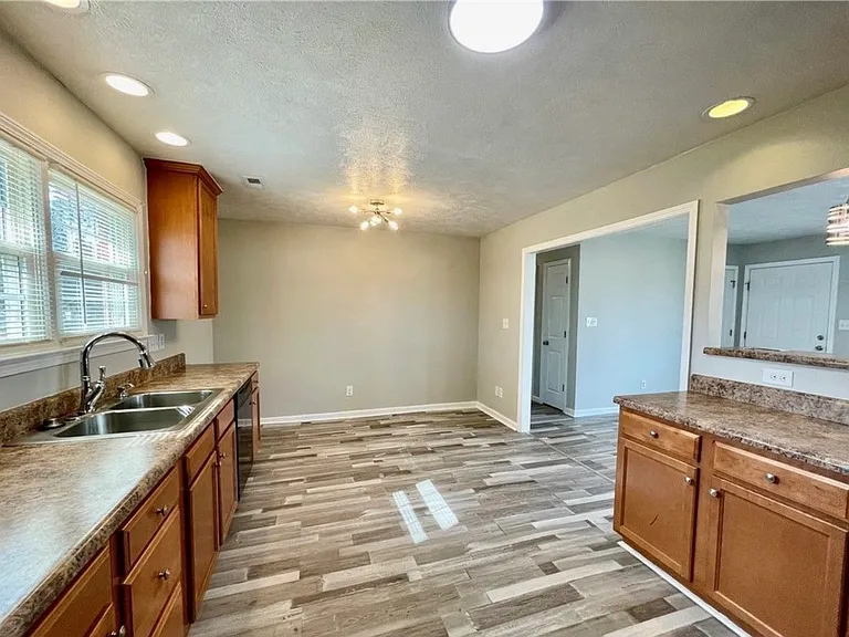 824 Fresno Dr — Photo 14