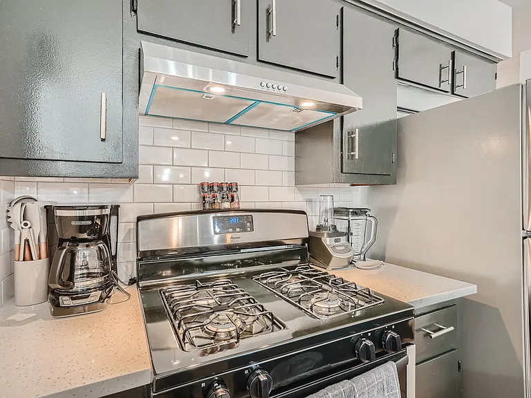 306 E Powell Ln — Photo 24