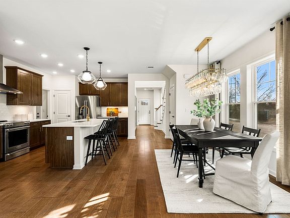 5th image of 40 E Point Dr #6