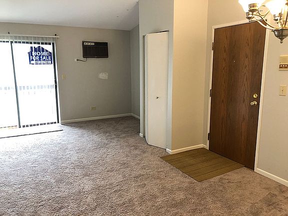 Livingroom 19x13 w/balcony 