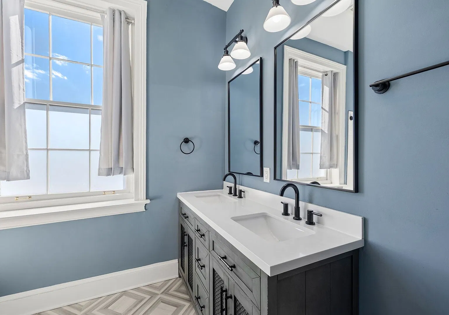 Charming 2 Bed 1 Bath Apartment in Downtown Fredericksburg — Photo 3