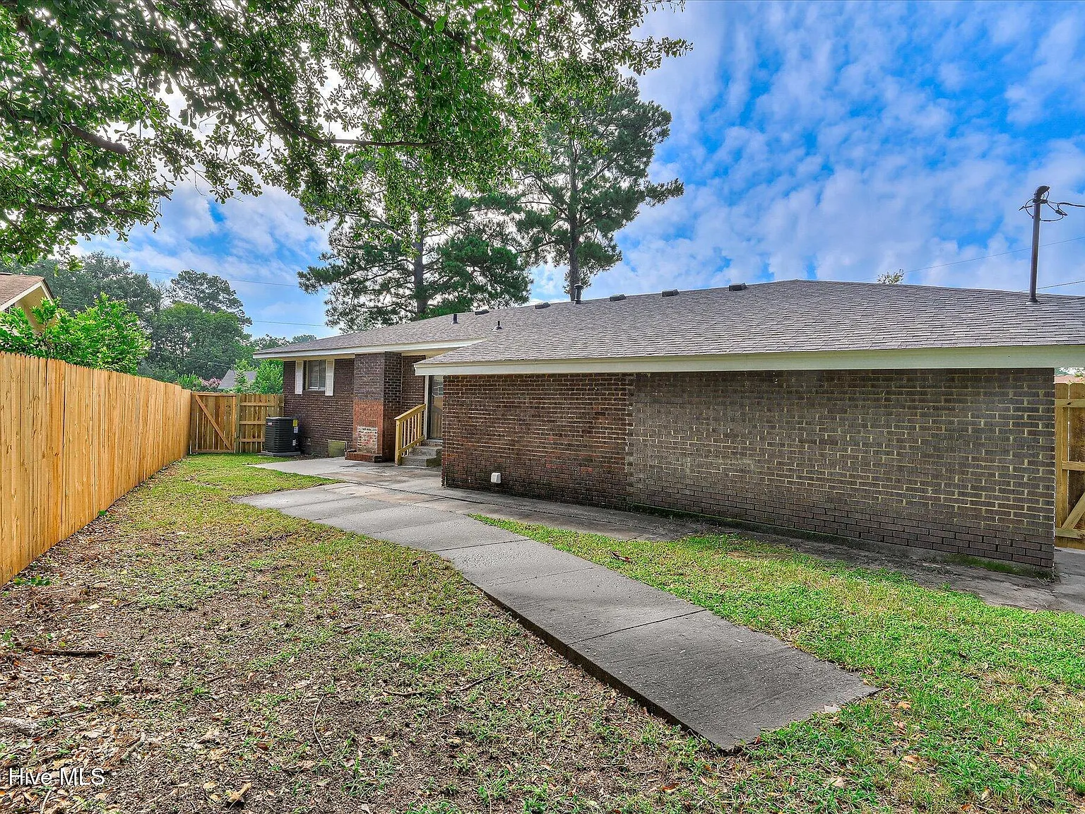 3 bed, 1.0 bath, 1400 sqft, $1,400 — Photo 1