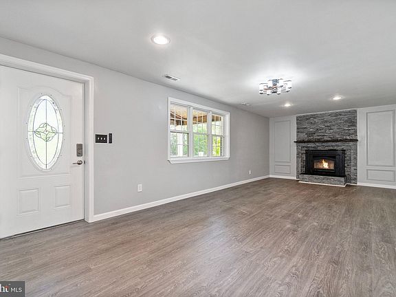 3rd image of 33 Paynes Ln