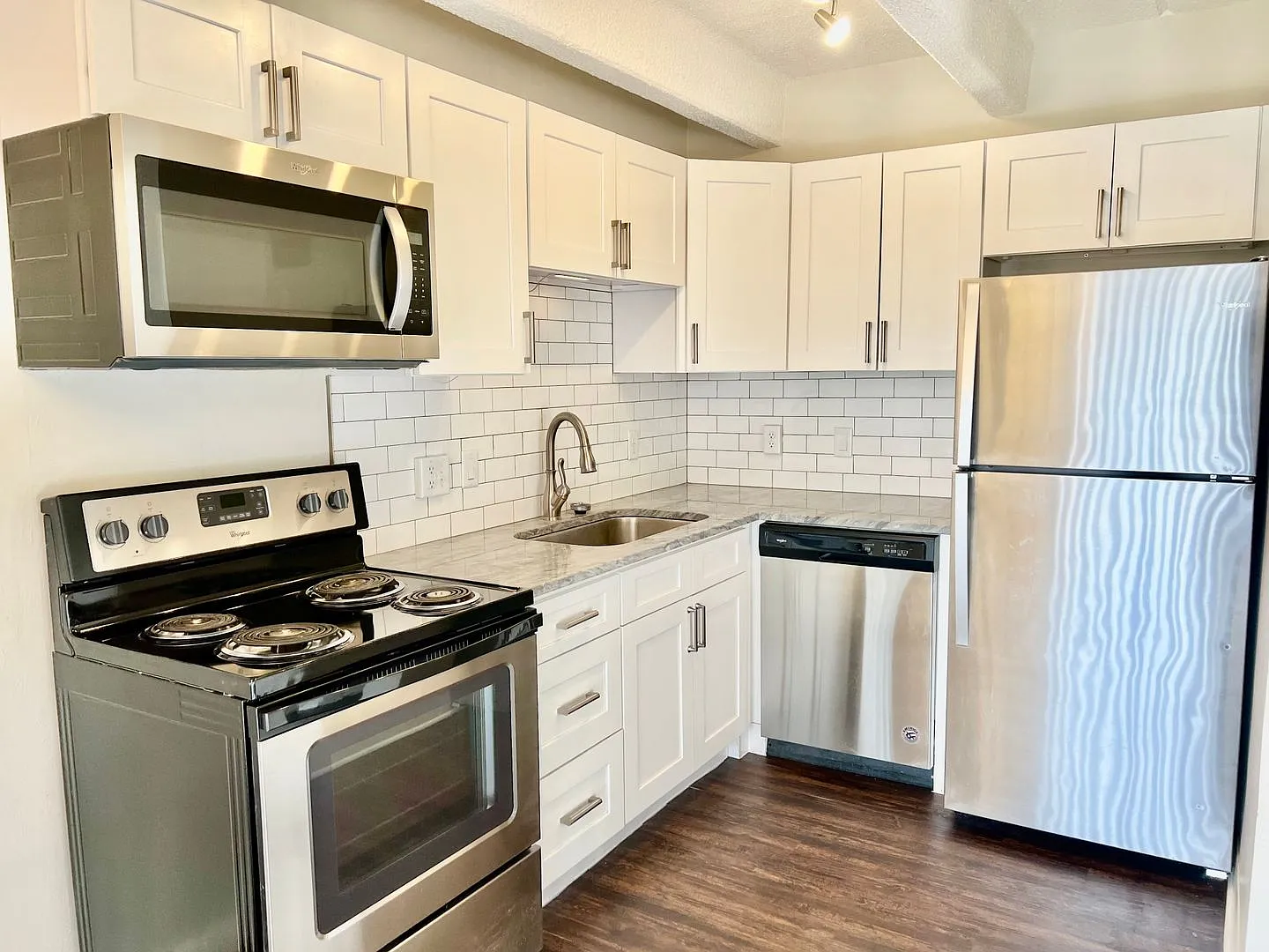 Beautifully updated apartment near downtown — Photo 2