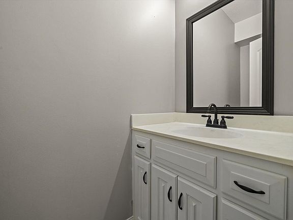 3rd image of 604 Canyon Dr