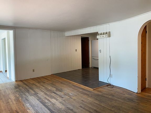 2nd image of 1140 W Myrtle St