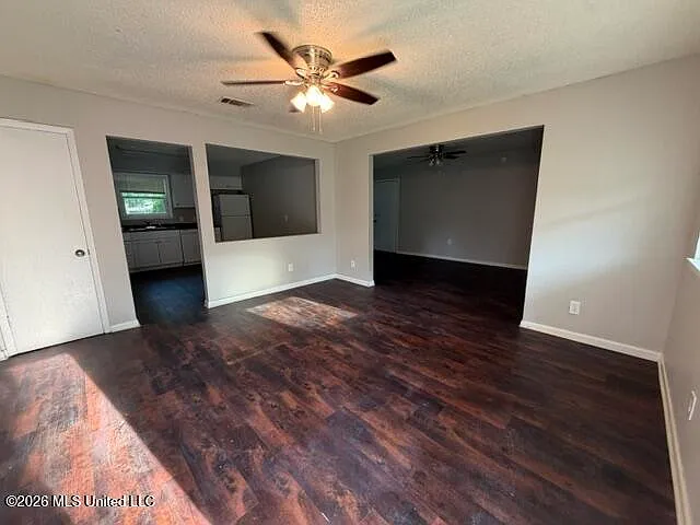 709 Shirley Dr — Photo 2