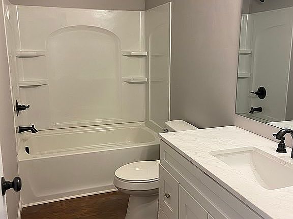3rd image of 3105 Somerset Dr SE