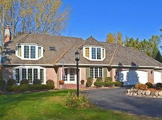 1 Meadowlark Ln, North Oaks, MN 55127