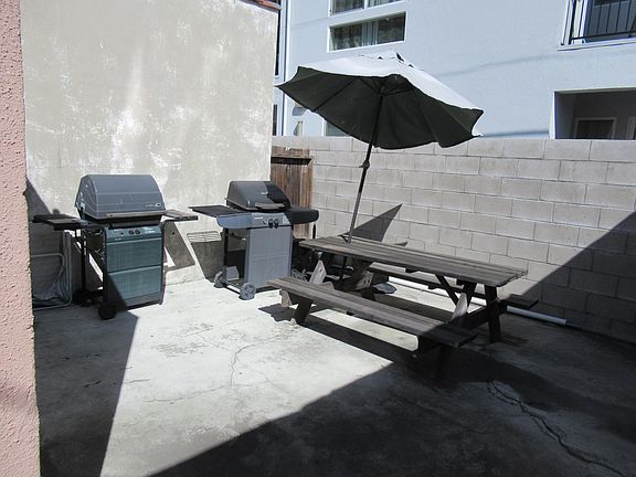 5th image of 11145 Camarillo St #45-1/4