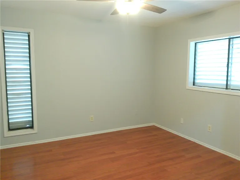 5230 Edinburg Cir — Photo 8