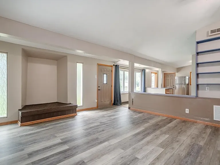 2516 Oxford St — Photo 4