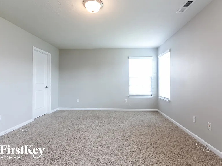 11231 Dobbins Dr — Photo 7