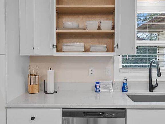 4th image of 2596 Parkwood Dr #2596
