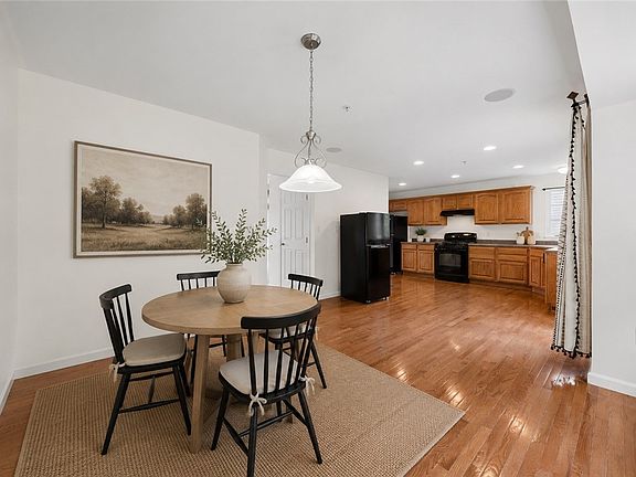 4th image of 131 Bellefield Ct