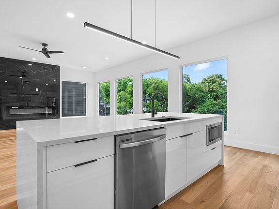 4th image of 1005 Glenview Dr
