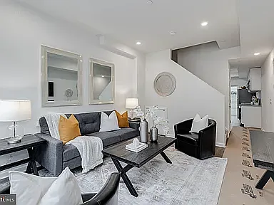 2224 Greenwich St — Photo 3
