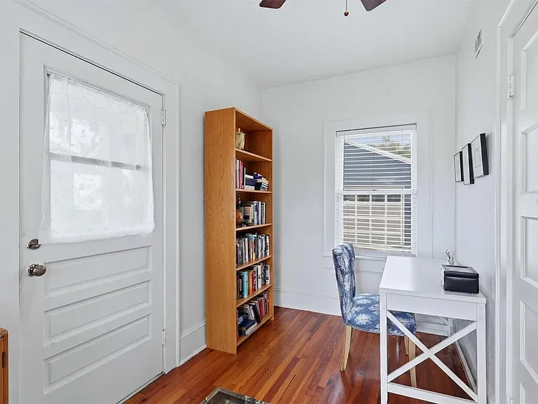 1828 Grove St — Photo 3