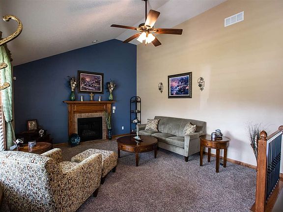 4th image of 912 Meadowbrooke Ln