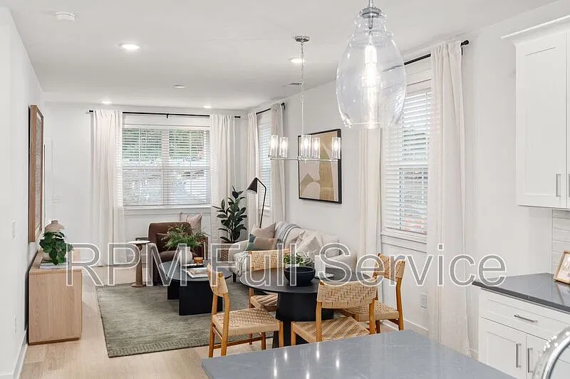 3 bed, 2.5 bath, 1904 sqft, $2,300 — Photo 4