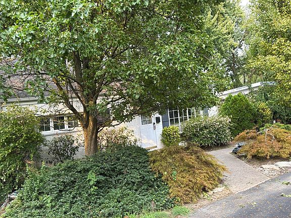 3rd image of 2829 Colmar Ave